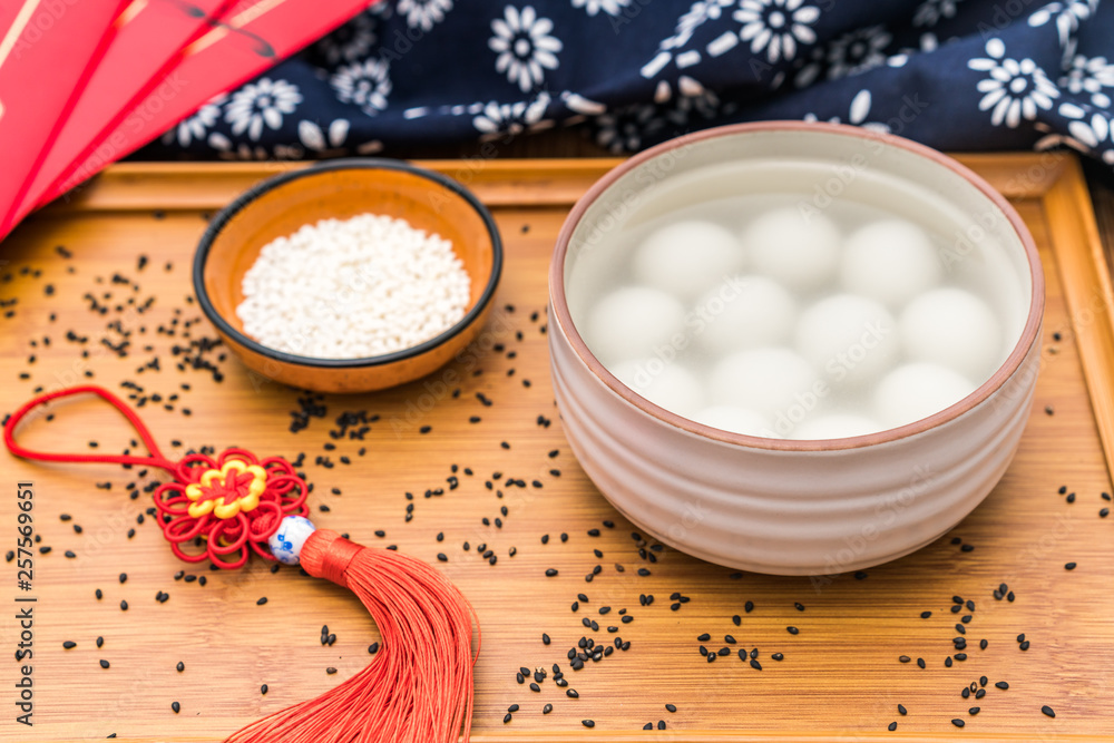 中国传统美食黑芝麻甜饺子照片