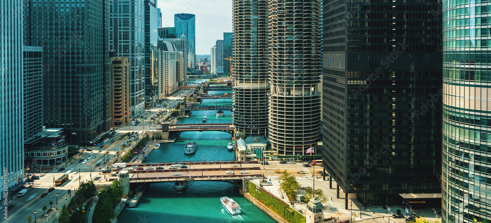 Chicago River with boats and traffic from above in the morning