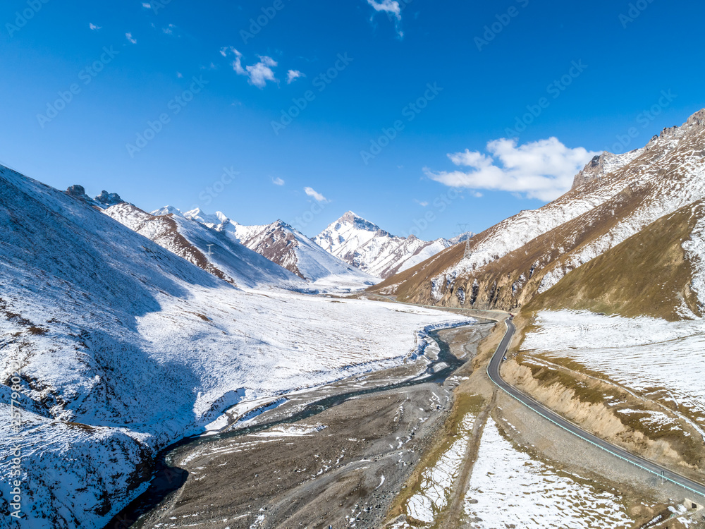 Snow Mountain Background of Duku Highway in Xinjiang，