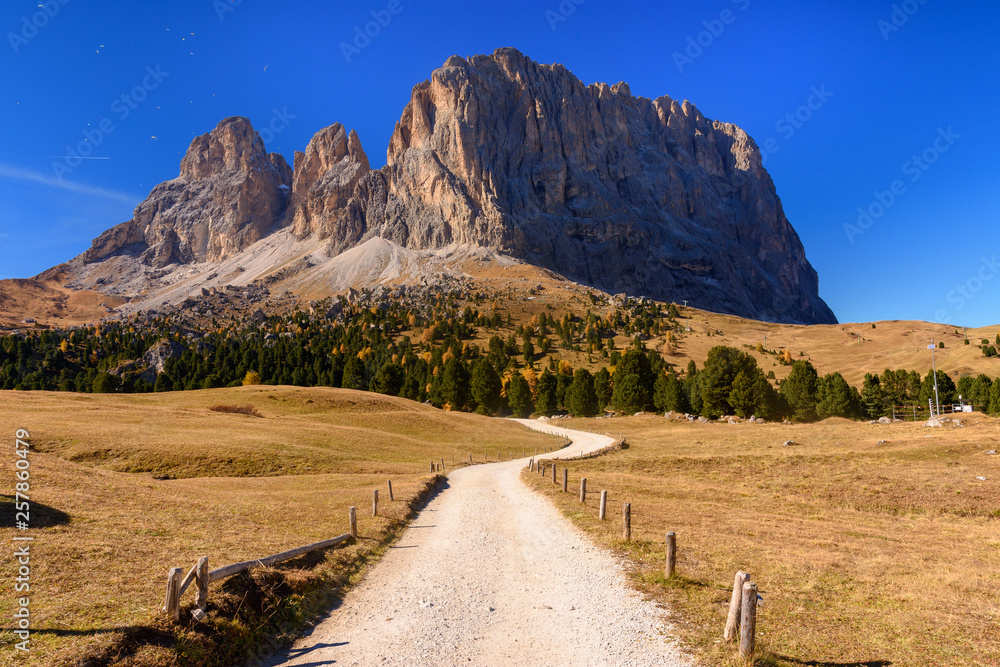 Jesienny krajobraz Dolomitów. Torri del Sella