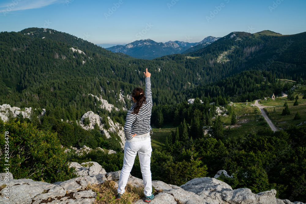 年轻的女性旅行者和探险家在森林和山区自然景观中徒步旅行