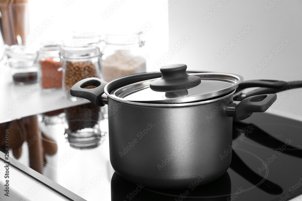 厨房电炉上的Saucepan