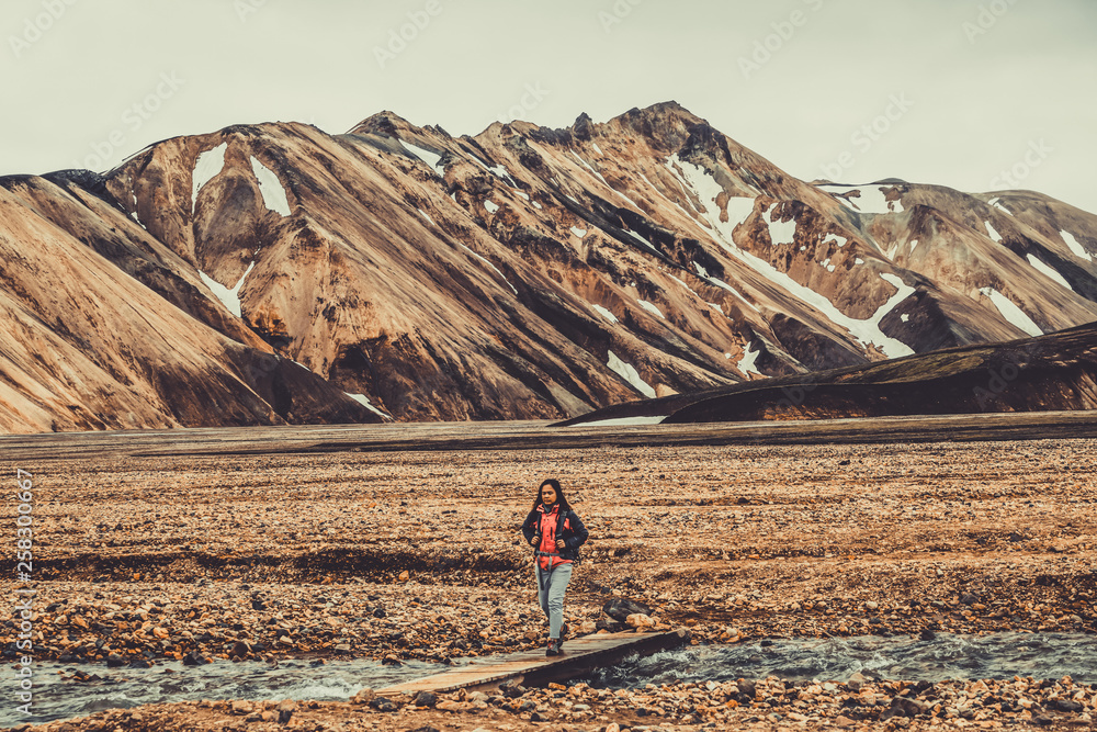 旅行者在欧洲北欧冰岛高地的Landmannaulaugar超现实自然景观徒步旅行。