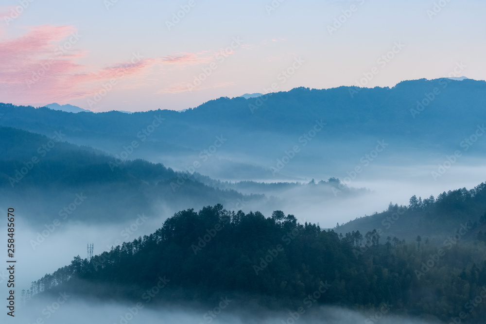 彩霞青山