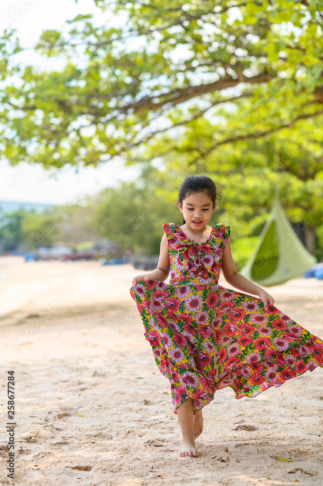 亚洲女孩在海边放松。夏天