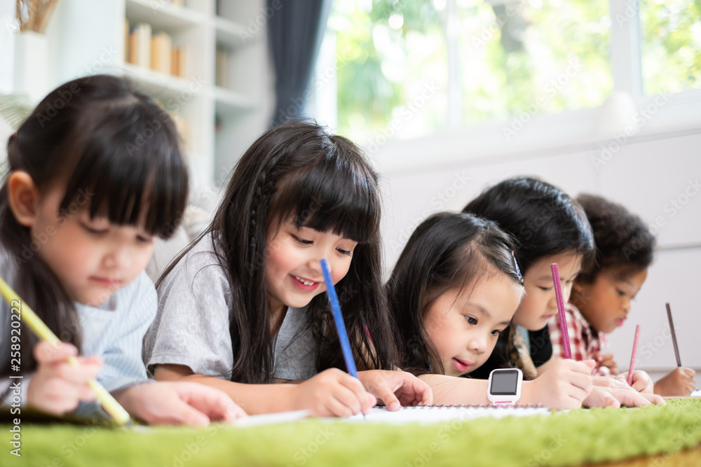 群体多样性可爱的孩子在家学习，孩子的教育理念