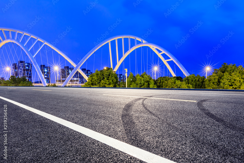 上海夜间空沥青路桥施工