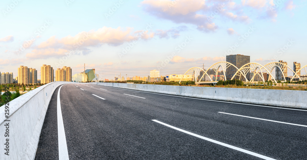 日落时分，上海的沥青路和城市天际线全景与桥梁建设