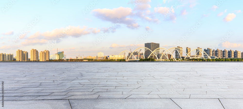 日落时上海的空旷广场和城市天际线全景，桥梁建设