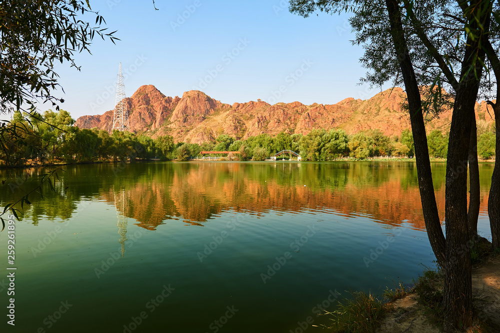 赤峰市红山公园的红色山脉和湖泊。