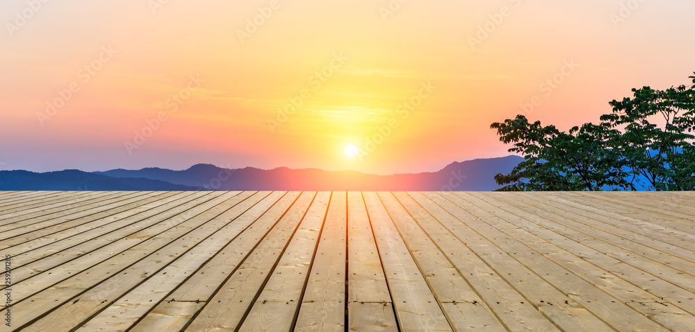 空荡荡的木平台和日落时美丽的山地自然景观