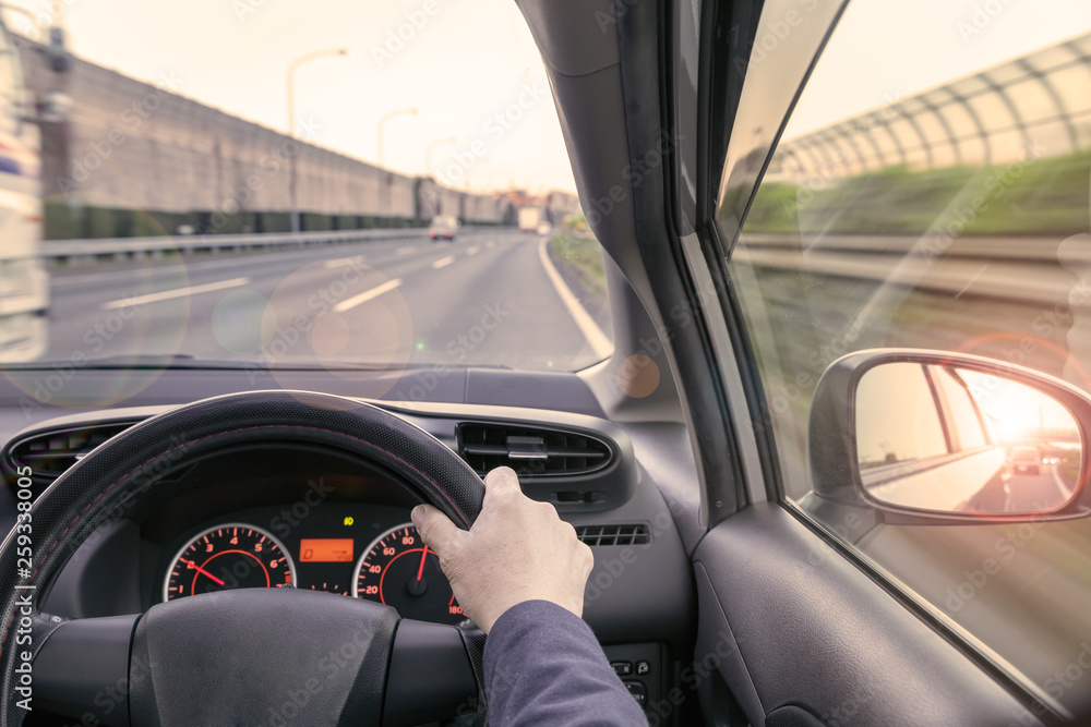 高速道路を走る自動車