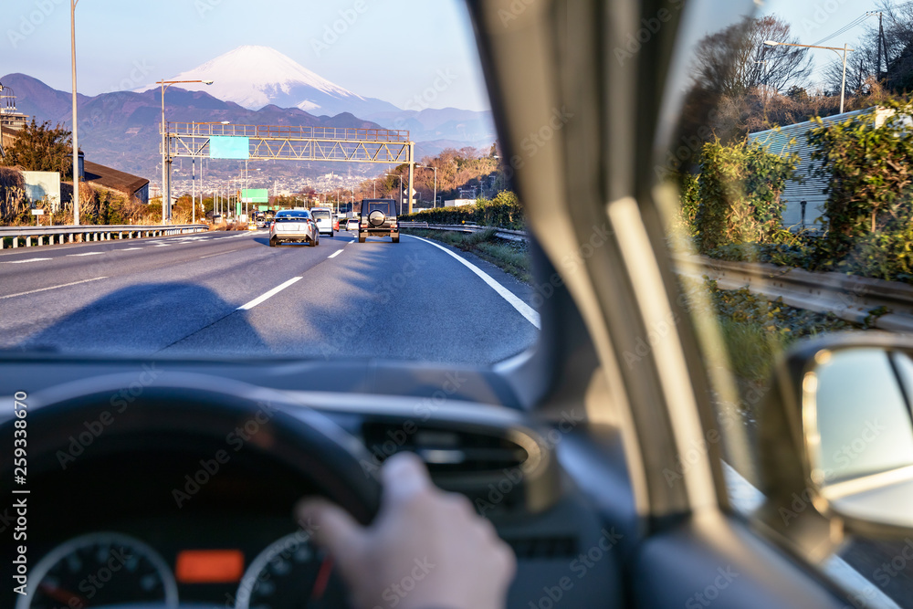 高速道路を走る自動車