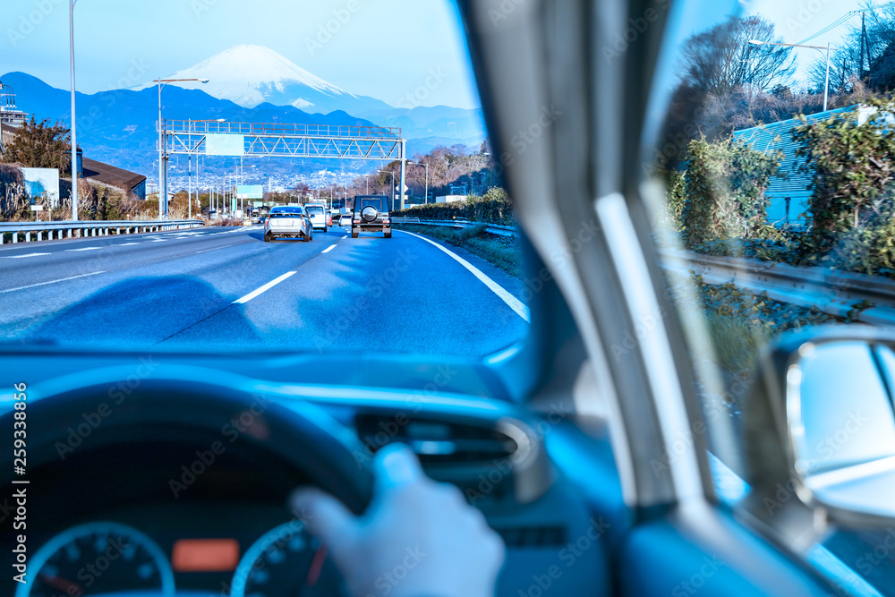 高速道路を走る自動車