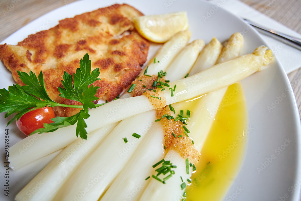 Weißer Spargel aus Deutschland zur Saprgelsaison