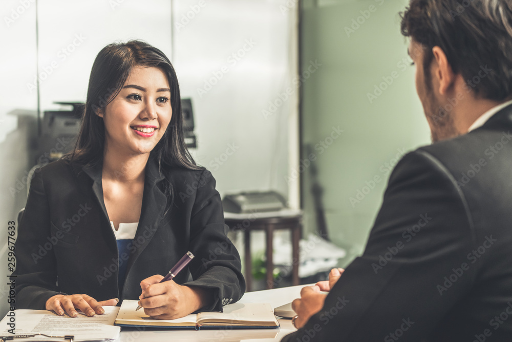 人力资源部女商人正在面试求职者