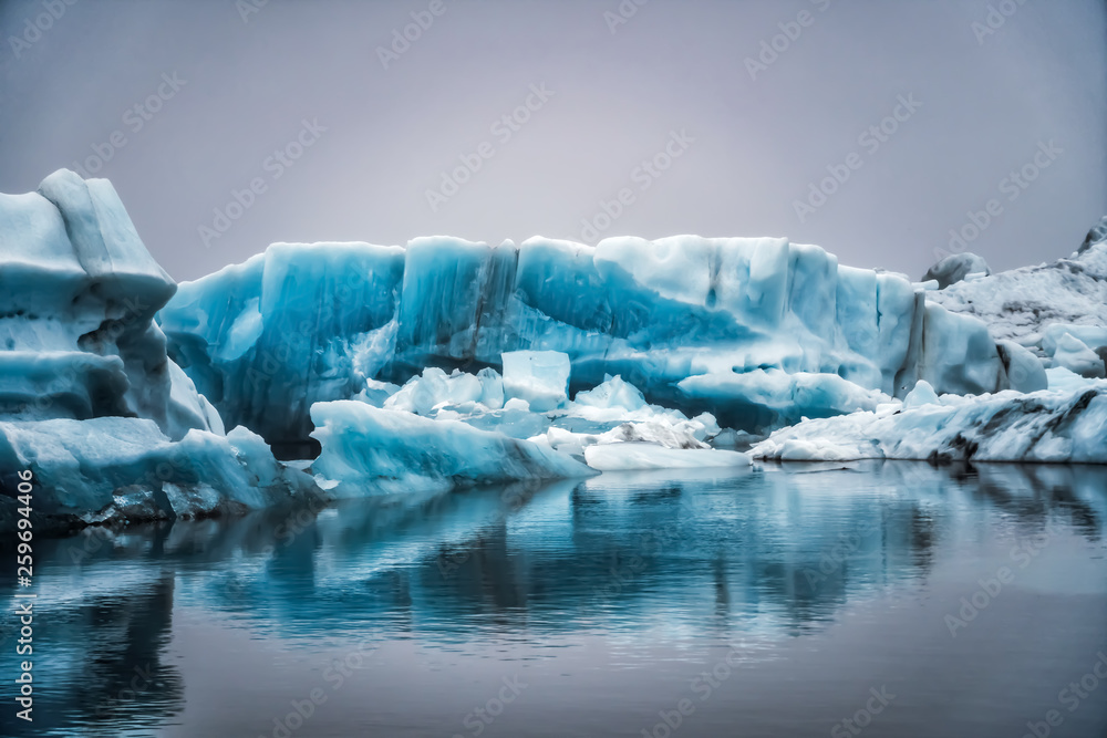 Jokursarlon的冰山冰岛美丽的冰川泻湖。Jokulsarlon是著名的旅游目的地