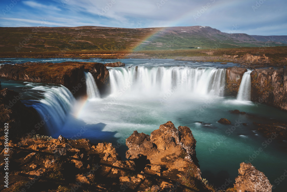 Godafoss（冰岛语：众神的瀑布）是冰岛著名的瀑布
1631608356,手绘水彩无缝图案，由复古相机、结婚鞋、照片道具组成