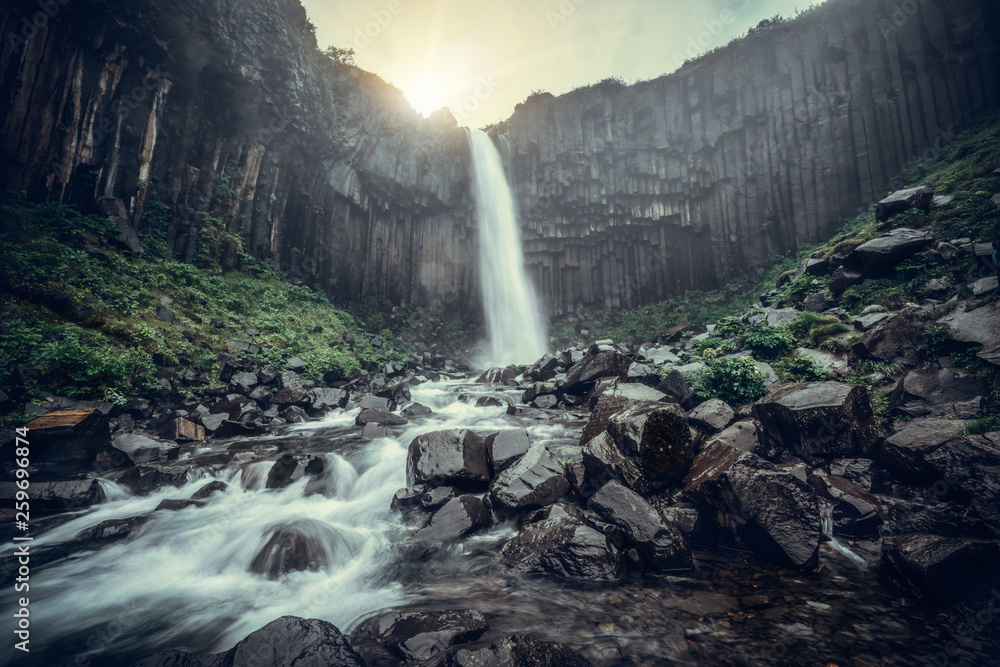 Svartifoss是冰岛独特的火山岩瀑布。它位于瓦特纳乔库的Skaftafall