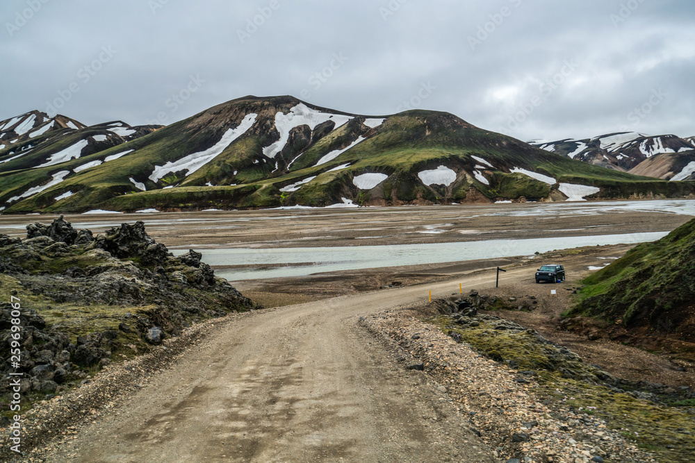 欧洲冰岛高地上美丽的Landmanaugar碎石路。泥泞崎岖的地形