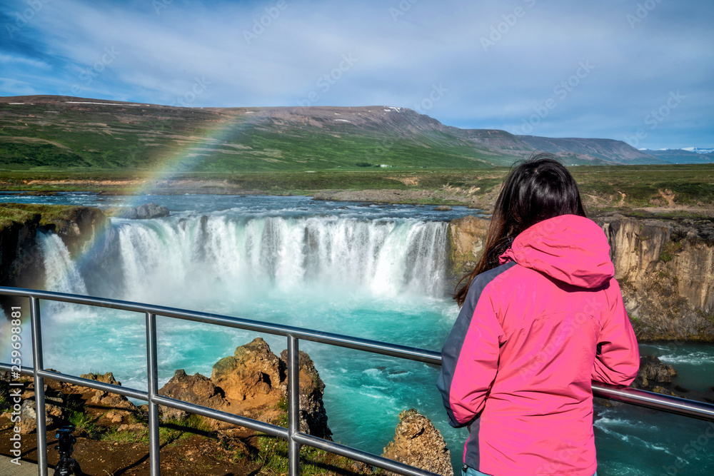 Godafoss（冰岛语：众神的瀑布）是冰岛著名的瀑布
1210275122,一只大灰猫头鹰（Strix nebulosa）面部的特写肖像