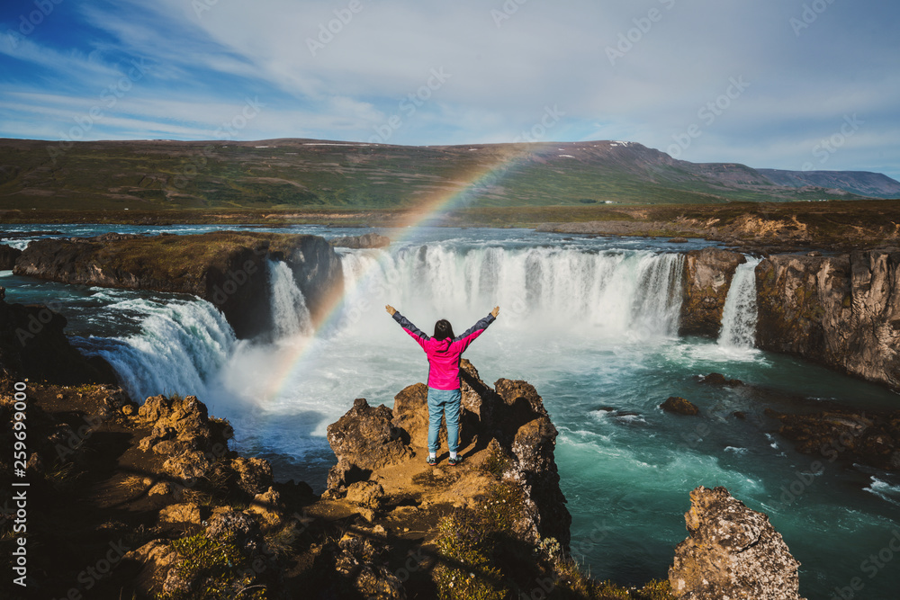 Godafoss（冰岛语：众神的瀑布）是冰岛著名的瀑布
1907983529,我爱我的妈妈。