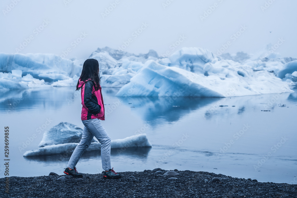 女旅行者前往冰岛美丽的Jokulsarlon冰川泻湖。Jokulsallon是一个著名的d