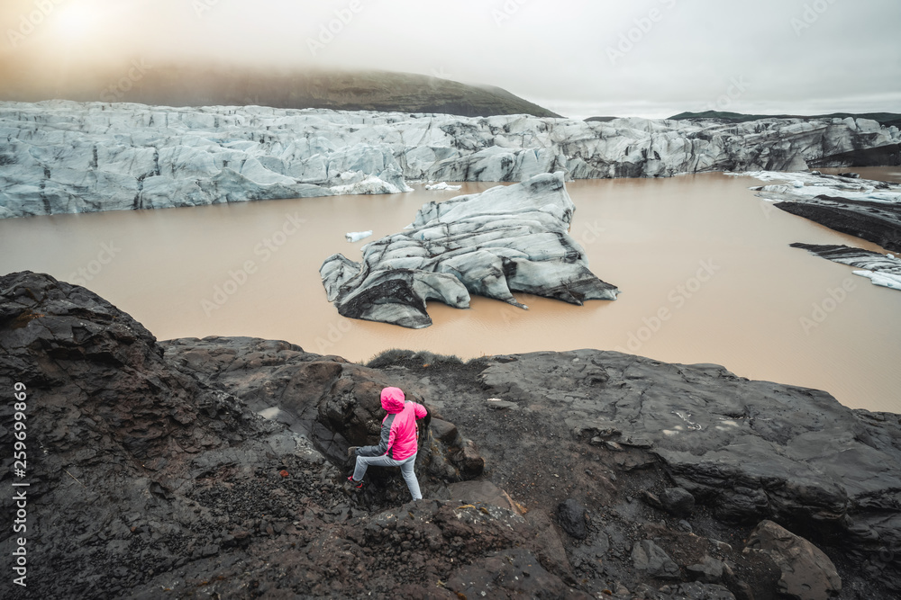 女游客在旅游目的地Svinafellsjokull冰川湖的美丽风景区旅行