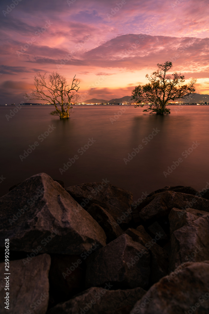 日落风景中戏剧性的天空海景与岩石景观自然景观的长曝光图像