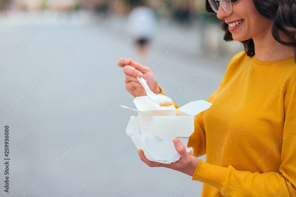 在外卖纸盒里吃美味的快餐，特写，复制空间。