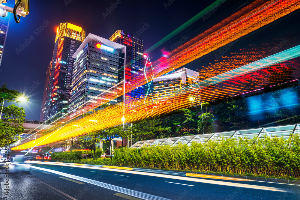 城市夜景建筑街道和模糊车灯……