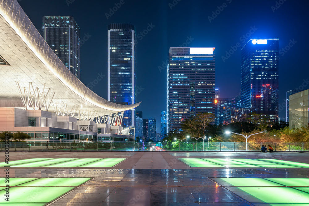 城市夜景建筑街道和模糊车灯…