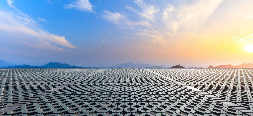 中国空旷的方形平台和美丽的长城山