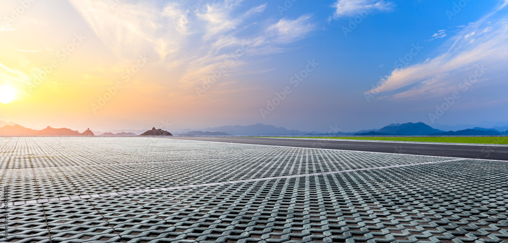 中国空旷的方形平台和美丽的长城之山