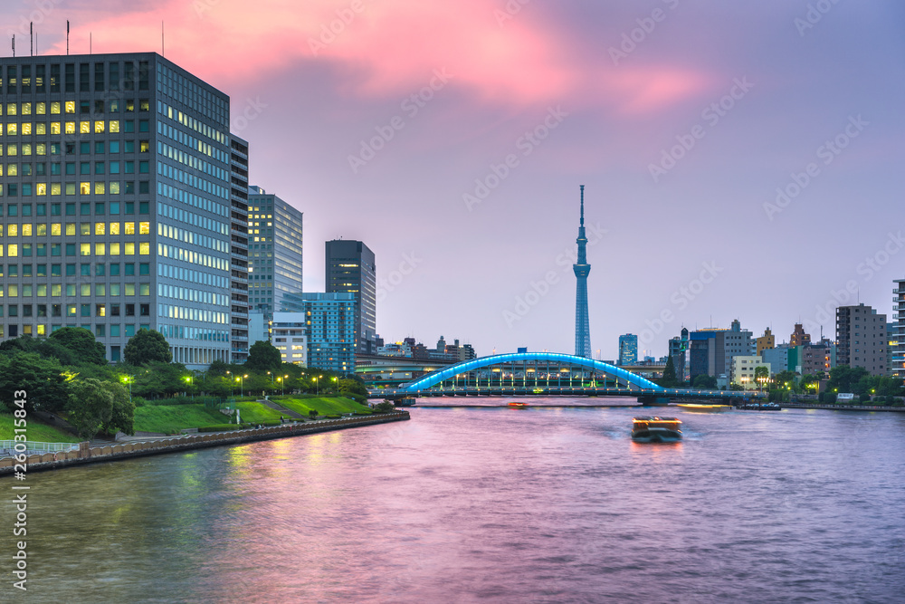 日本东京，夜晚隅田河上的天际线。