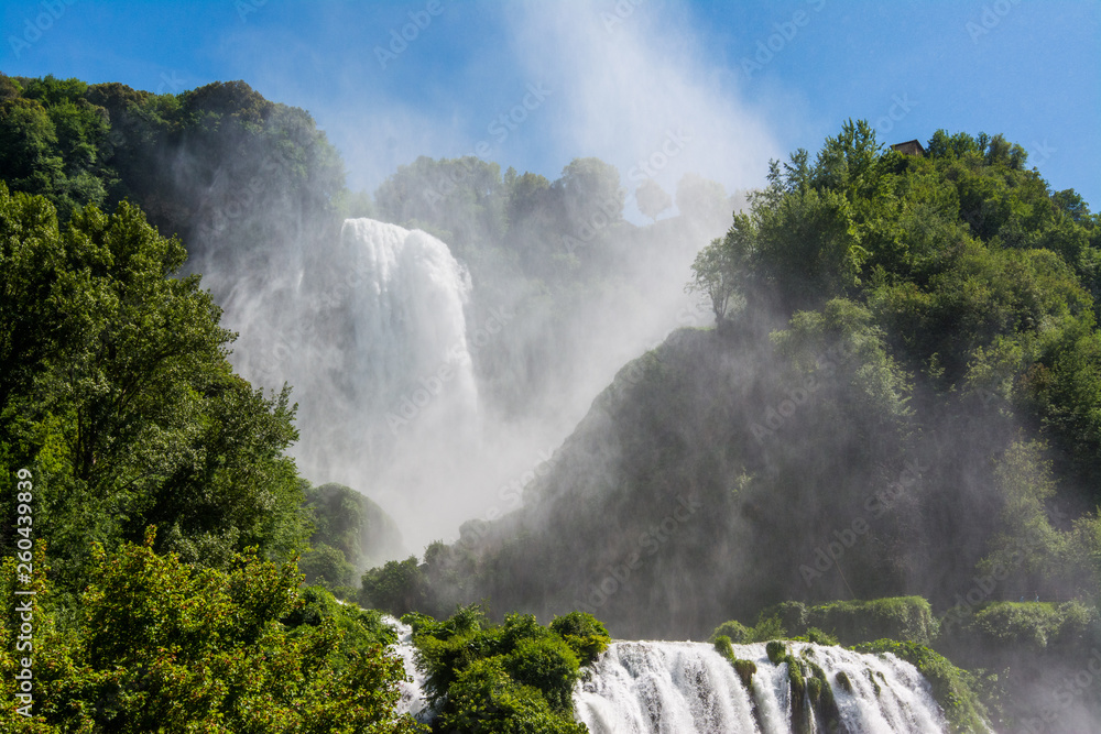 Marmore瀑布，意大利翁布里亚的Cascata delle Marmore。世界上最高的人造瀑布。