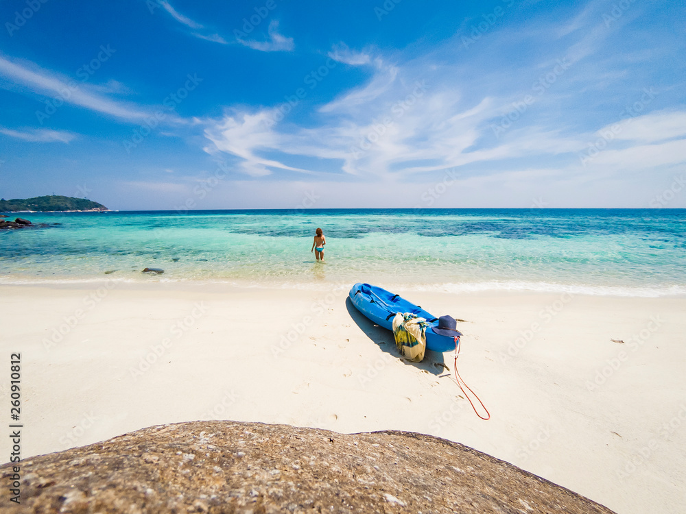 一名女子在安达曼海的一个孤立海滩上划着皮划艇，Koh Lipe-独自旅行