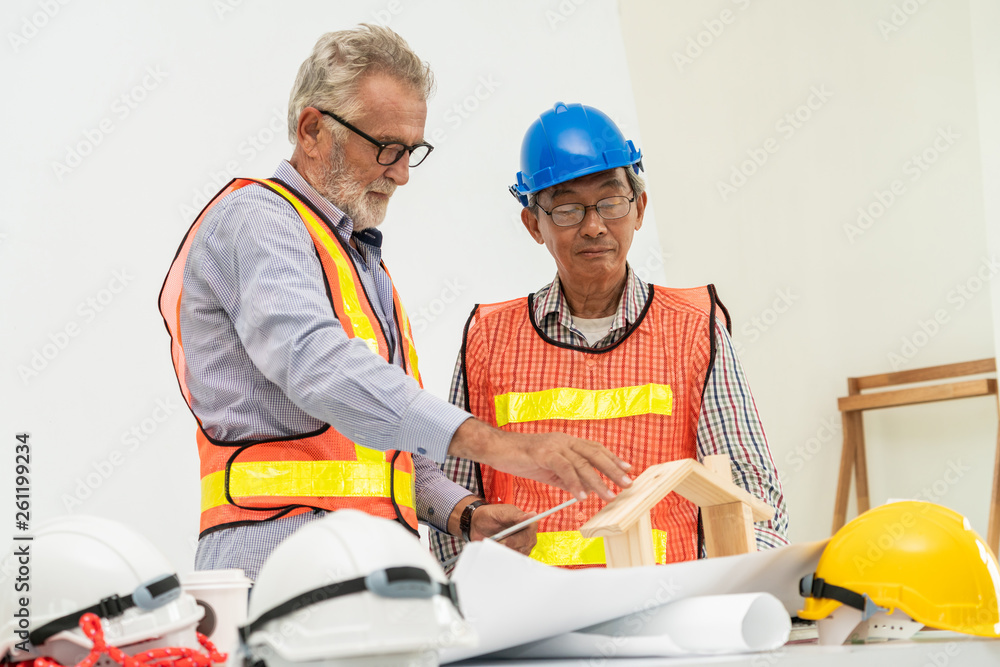 负责施工计划的高级工程师和建筑师。房屋建筑概念。