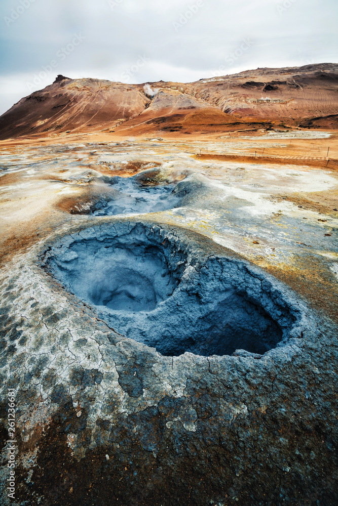 Hverir（冰岛语：Hverarond）是冰岛米瓦顿的地热区。Hverir是著名的旅游目的地。