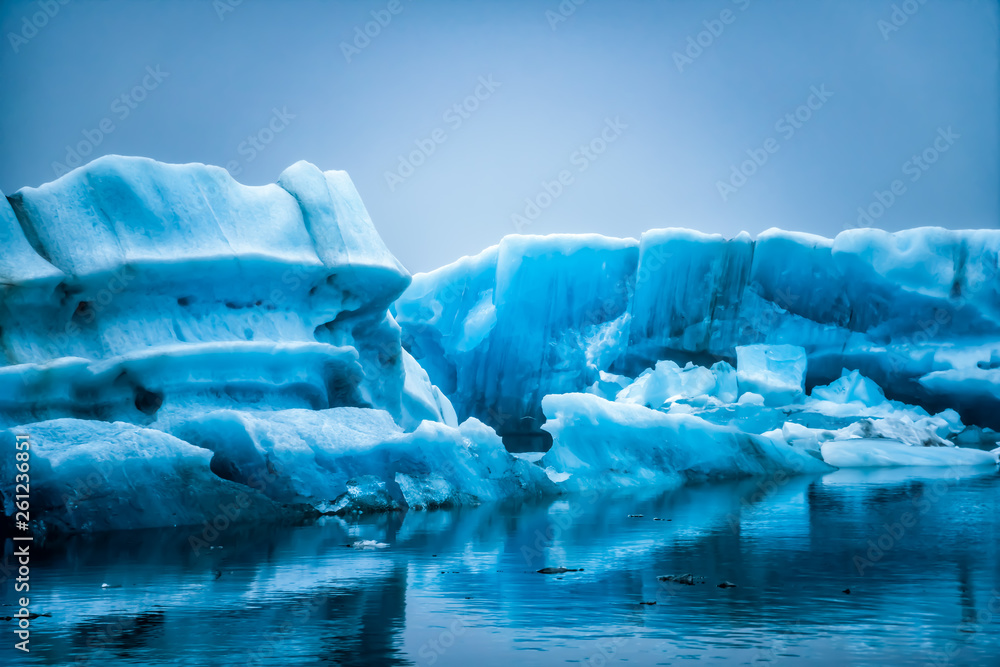 Jokursarlon的冰山冰岛美丽的冰川泻湖。Jokulsarlon是著名的旅游目的地