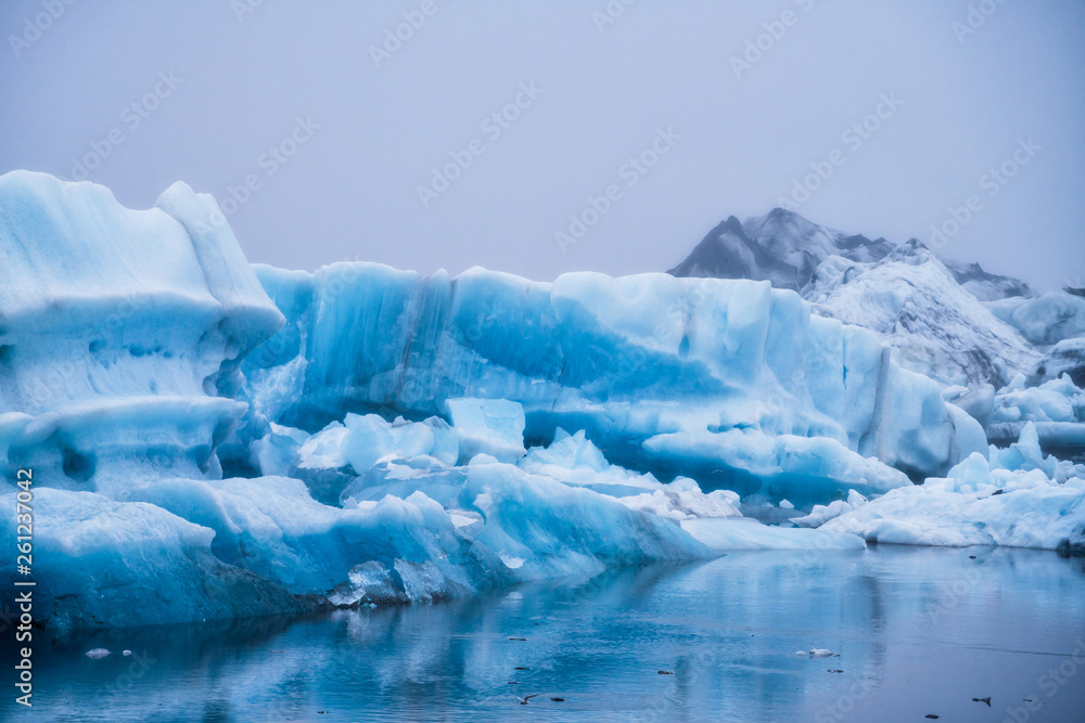 Jokursarlon的冰山冰岛美丽的冰川泻湖。Jokulsarlon是著名的旅游目的地