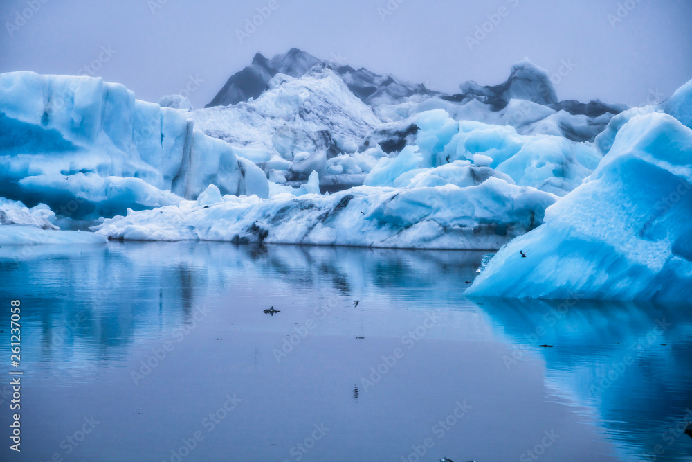 Jokursarlon的冰山冰岛美丽的冰川泻湖。Jokulsarlon是著名的旅游目的地