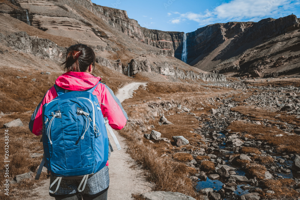 女旅行者在冰岛亨吉福斯瀑布的冰岛夏季景观中徒步旅行
1343317339,降价彩色正方形三角形