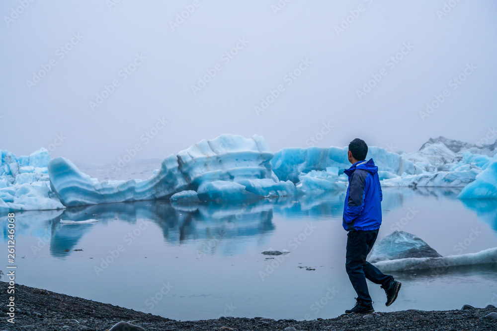 人类旅行者前往冰岛美丽的Jokulsarlon冰川泻湖。Jokulsaron是著名的des