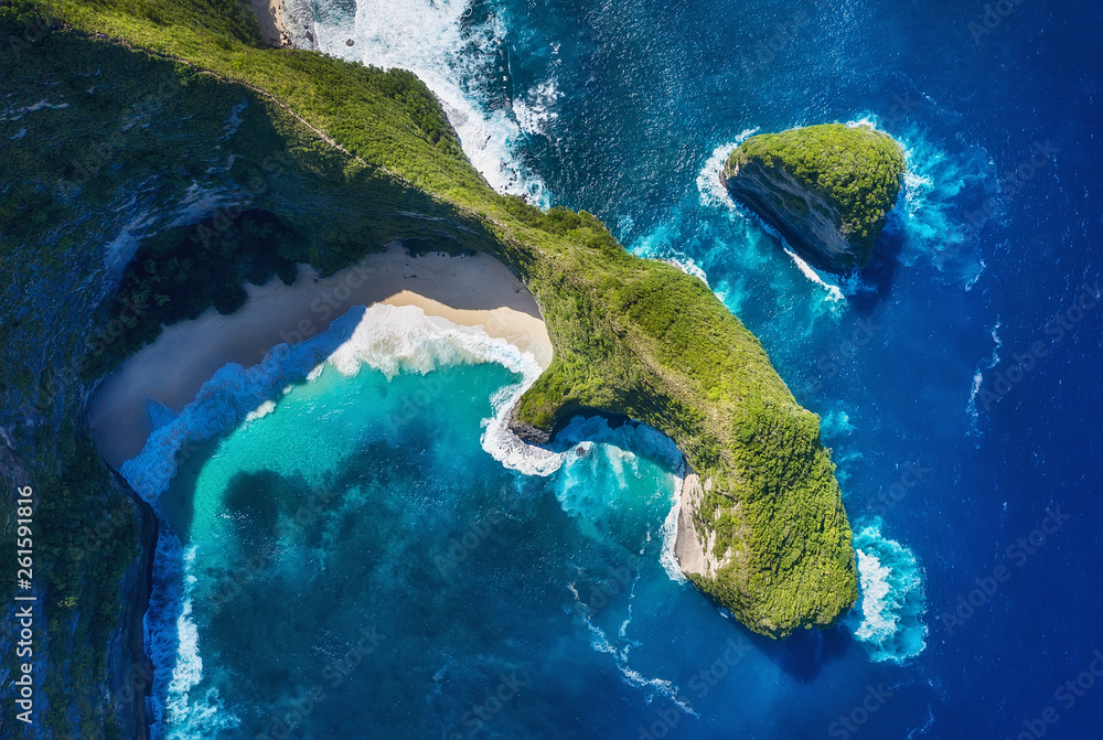 海上和岩石鸟瞰图。俯视图中的绿松石水背景。空中的夏季海景。Ke