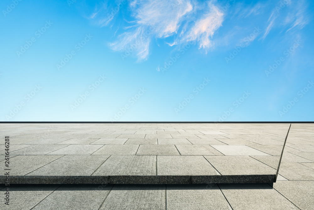 空旷的广场楼层和美丽的天空云朵景观