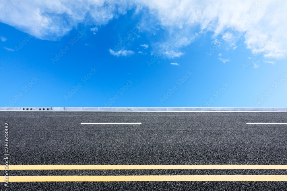 空旷的柏油路面和蓝天白云场景