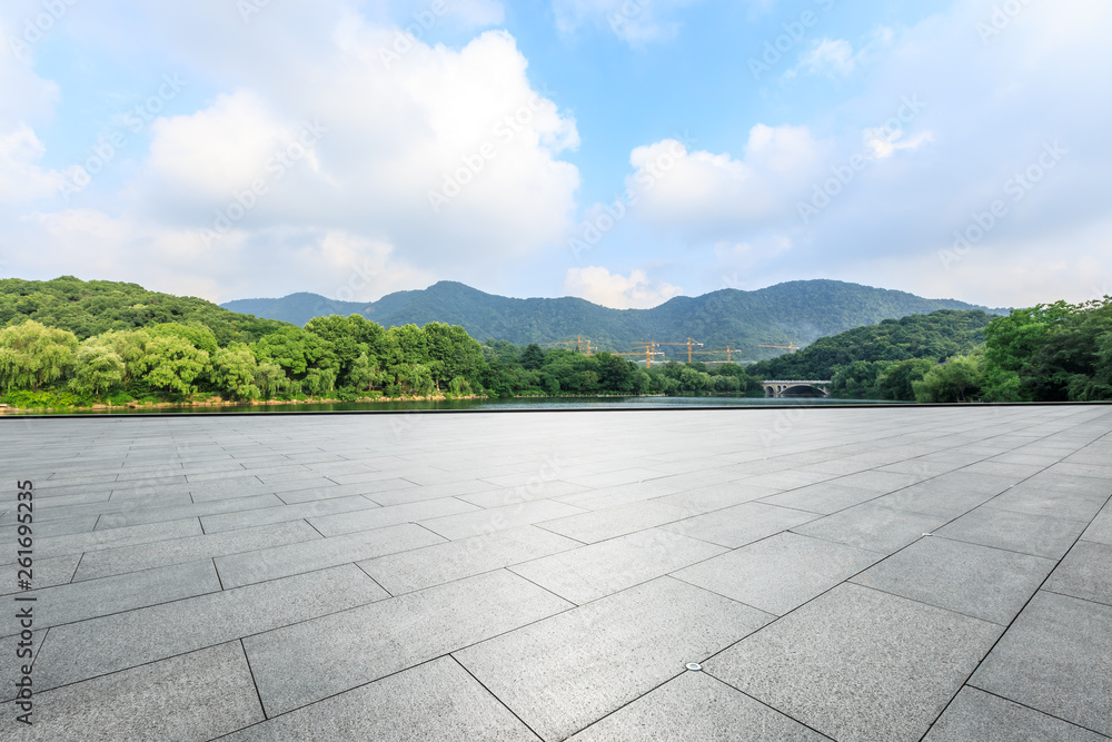 空荡荡的广场层和苍穹景观的青山