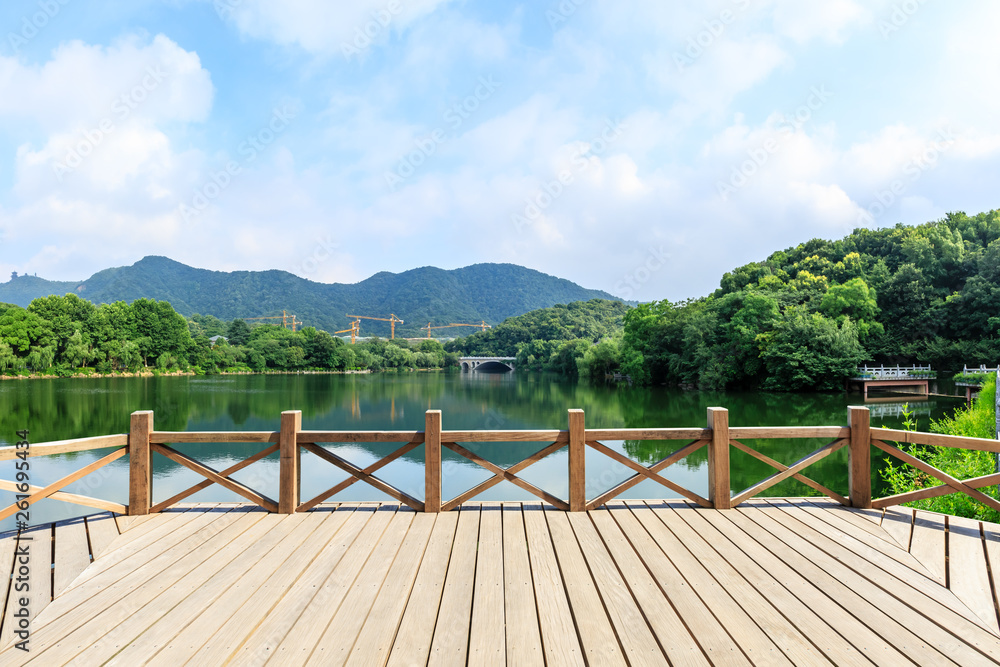 杭州以青山为背景的木地板平台和湖泊