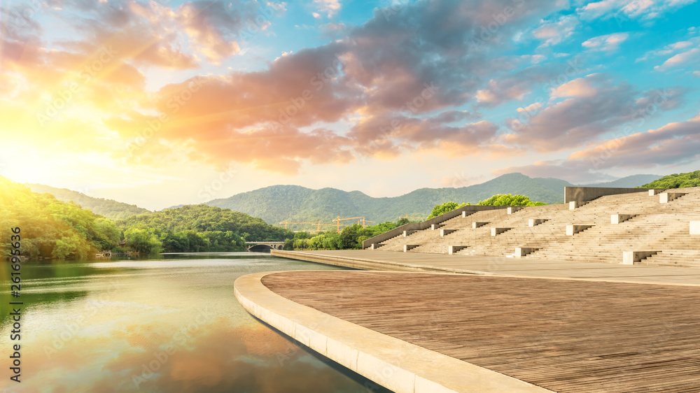 杭州以青山为背景的木地板平台和湖泊